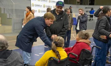Deputado Nelsinho Padovani entrega cadeiras de rodas motorizadas em Corbélia