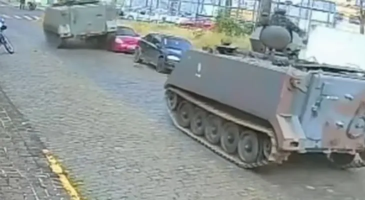 Tanque do Exército passa por cima de carro estacionado no Paraná