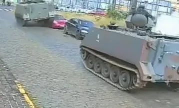 Tanque do Exército passa por cima de carro estacionado  no Paraná