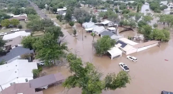 Cheias no Texas já deixam 68 mortos e número deve aumentar nas próximas horas