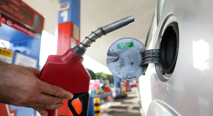 Governo prorroga subsídio de R$ 0,44 por litro para conter alta da gasolina
