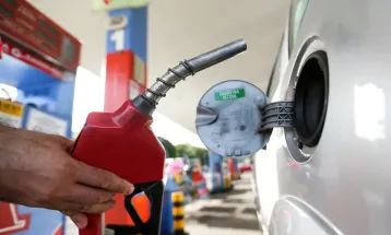 Preço da gasolina pode cair ainda mais nas próximas semanas, diz ministro