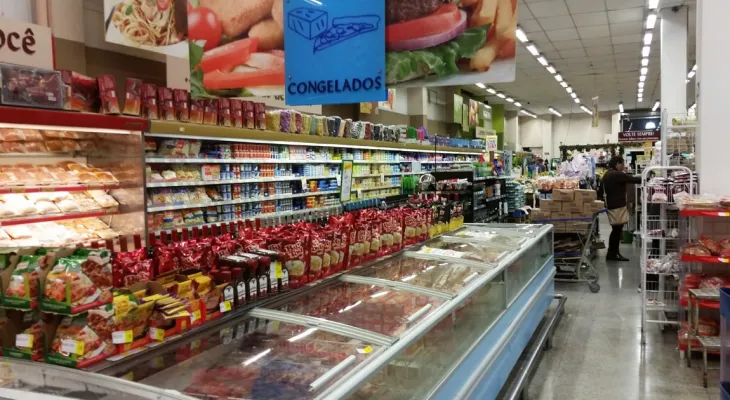 Brasileiro compra mais alimentos no supermercado que na feira. Por que isso é um problema?