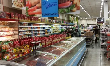 Brasileiro compra mais alimentos no supermercado que na feira. Por que isso é um problema?