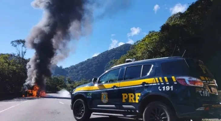 Ônibus da Viação Graciosa pega fogo na BR-277 em Morretes; ninguém ficou ferido