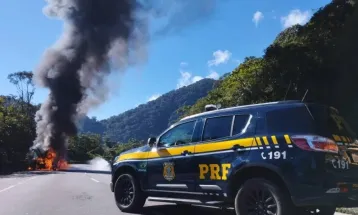 Ônibus da Viação Graciosa pega fogo na BR-277 em Morretes; ninguém ficou ferido