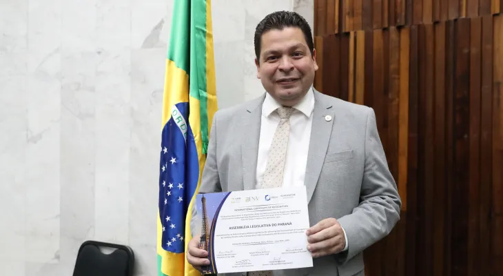 Assembleia Legislativa do Paraná é homenageada na França pelo Selo Diamante de Transparência