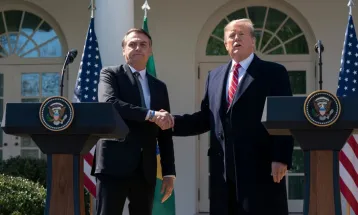 Oposição emplaca #ParabénsLula após tarifa de Trump contra Brasil