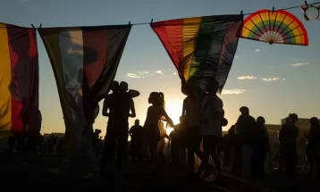 Dono de bar é indiciado por homofobia após barrar cliente de saia