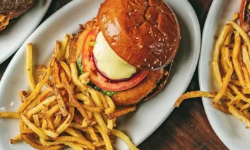 Tarifa de Trump sobre o Brasil pode aumentar preço do hambúrguer nos EUA