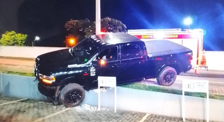 Condutor é preso por embriaguez após bater semáforos e muro em Cascavel