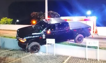 Condutor é preso por embriaguez após bater semáforos e muro em Cascavel