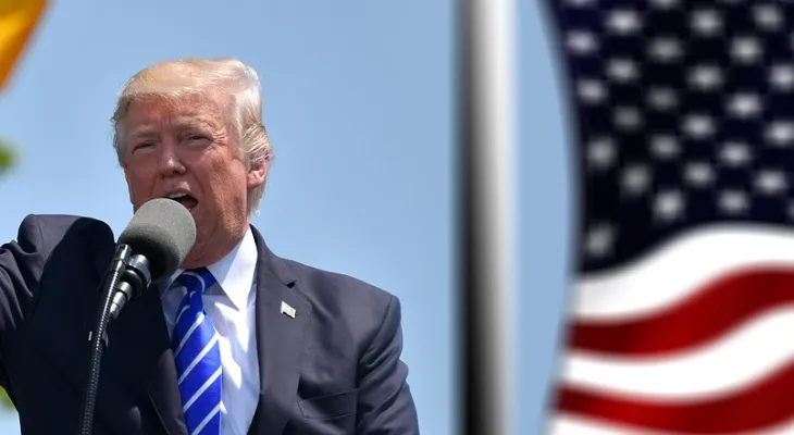Trump impõe tarifa de 30% à UE e ameaça Rússia com retaliação econômica