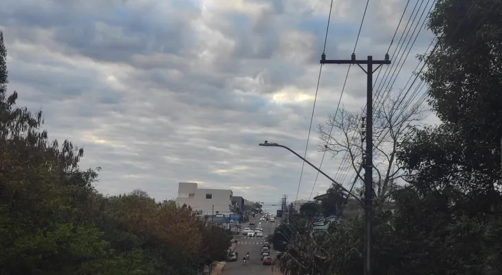 Cascavel amanhece nublada e se prepara para chegada de frente fria