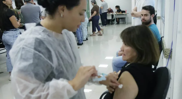 Com aumento da vacinação no Paraná, casos e internações por síndromes gripais diminuem