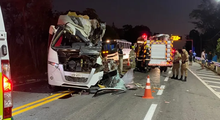 Acidente entre caminhão, ônibus e micro-ônibus deixa ao menos cinco mortos