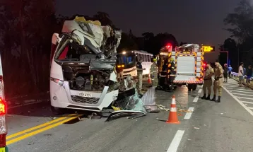 Acidente entre caminhão, ônibus e micro-ônibus deixa ao menos cinco mortos