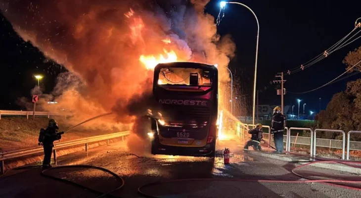 Ônibus com 45 passageiros pega fogo na BR-101 em Garuva