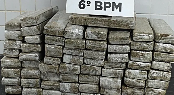 Polícia apreende 50 kg de maconha em abordagem a veículo de aplicativo em Cascavel