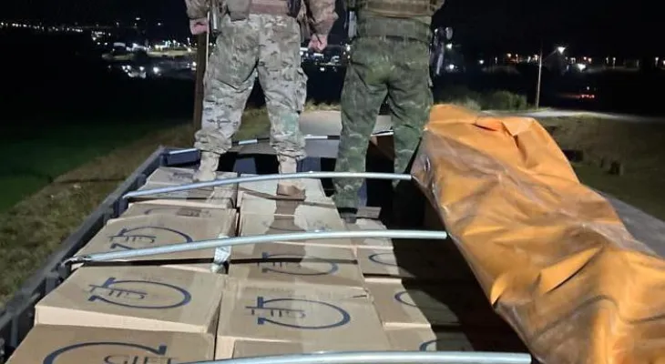 PRF e BPFRON apreendem caminhão com carga de cigarros contrabandeados