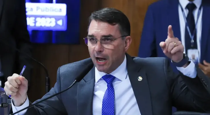 Flávio Bolsonaro utilizou jatinhos de empresários para viagens em 2025