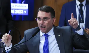 Flávio Bolsonaro utilizou jatinhos de empresários para viagens em 2025