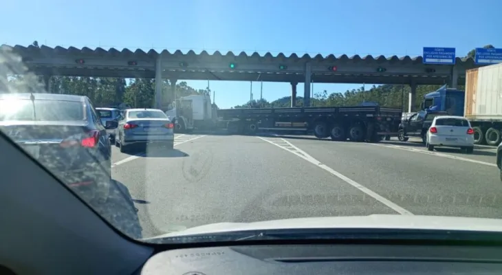 Caminhoneiro bloqueia praça de pedágio, causa tumulto e foge pela BR-101 em SC