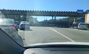 Caminhoneiro bloqueia praça de pedágio, causa tumulto e foge pela BR-101 em SC