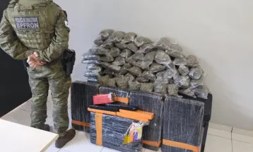 BPFRON apreende veículo abandonado com mais de 110 kg de maconha em Francisco Beltrão