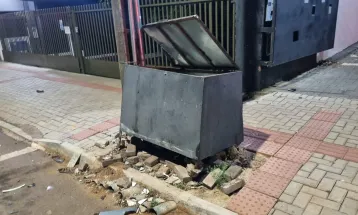 Motorista embriagado colide com dois carros e lixeira em Cascavel e é preso pela PM