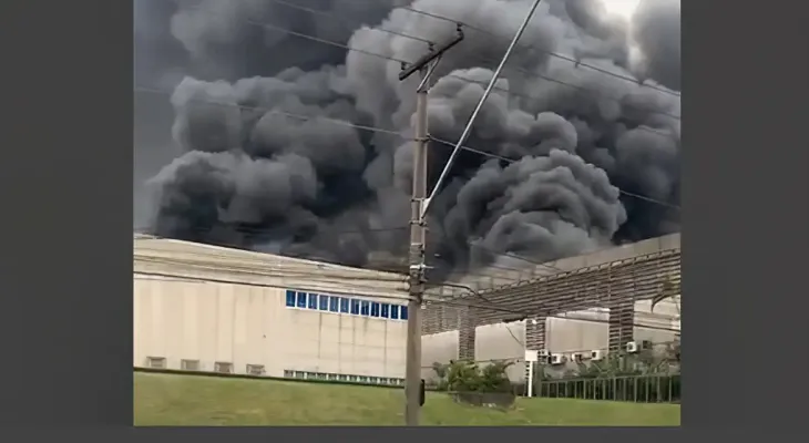 Incêndio atinge galpões comerciais em Barueri, na Grande São Paulo