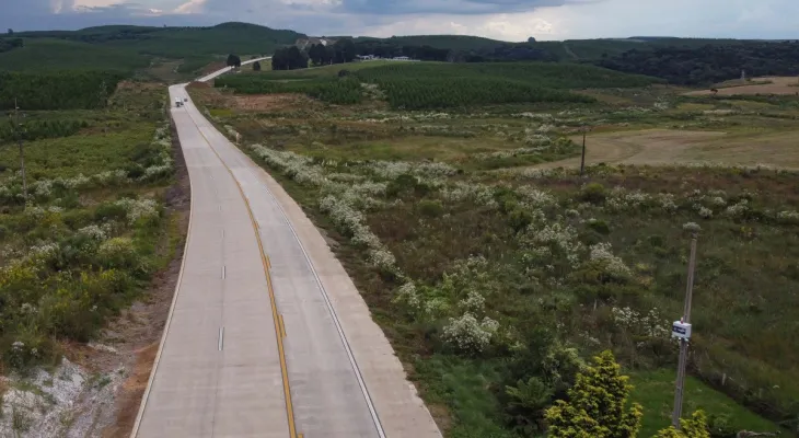 Concreto nas rodovias: durável para o asfalto, desgastante para os pneus