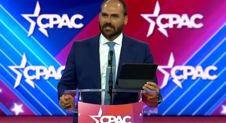 Eduardo Bolsonaro compara Lula a “bêbado na rua” durante live com bolsonarista Paulo Figueiredo