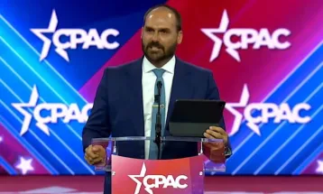 Eduardo Bolsonaro compara Lula a “bêbado na rua” durante live com bolsonarista Paulo Figueiredo