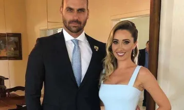 Eduardo Bolsonaro afirma que esposa teve contas bancárias bloqueadas
