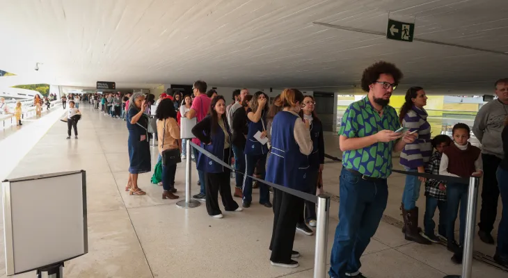 Férias no MON: primeiro dia do horário estendido atrai nova multidão ao museu