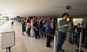 Férias no MON: primeiro dia do horário estendido atrai nova multidão ao museu