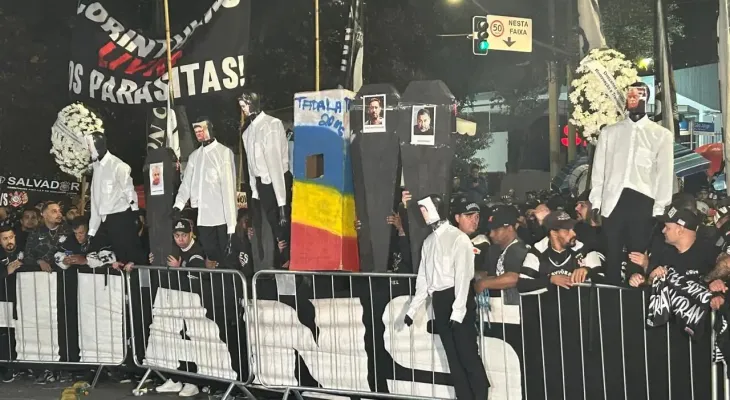Torcedores do Corinthians 'enterram' ex-presidentes em protesto no Parque São Jorge