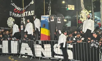 Torcedores do Corinthians 'enterram' ex-presidentes em protesto no Parque São Jorge