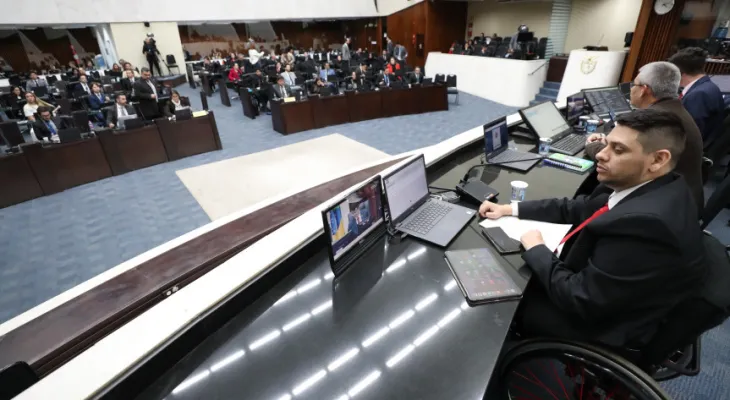 Mais de 60 projetos de lei são apreciados no primeiro dia de sessões plenárias do Parlamento Universitário
