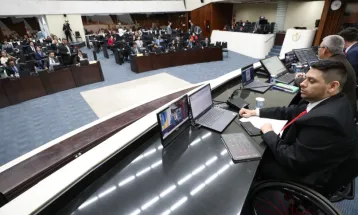 Mais de 60 projetos de lei são apreciados no primeiro dia de sessões plenárias do Parlamento Universitário