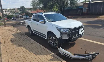 Motociclista e passageiro ficam feridos em acidente com caminhonete em Cascavel
