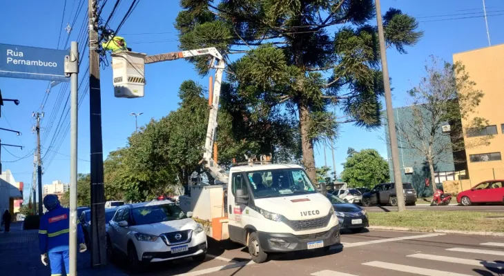 Copel fiscaliza organização de cabos de telecom na Avenida Assunção, em Cascavel