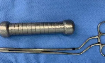 Brasileiro que ficou com peso de academia de dois quilos preso no reto é tema de estudo científico