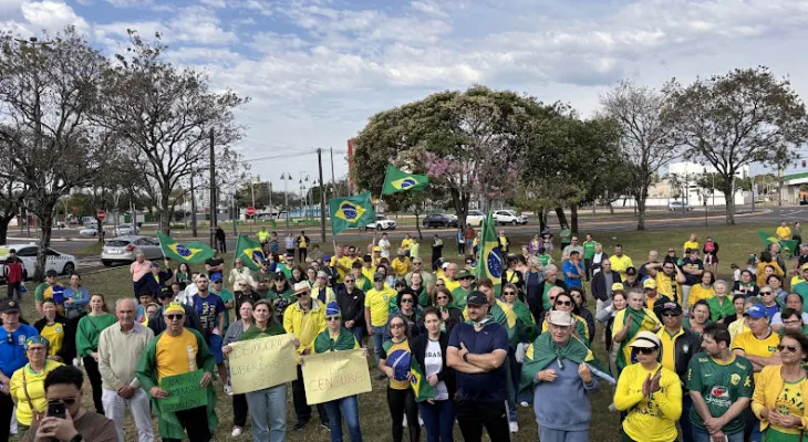 Manifestantes de direita realizam protesto em Cascavel contra STF e governo Lula