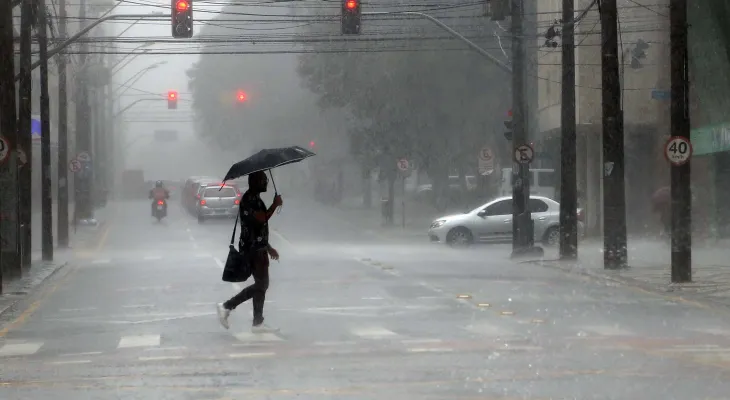 Após domingo marcado por chuva e ventos de mais de 70 km/h, frio vai voltar ao Paraná