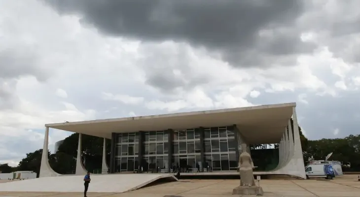 Moraes proíbe uso de farda por réus em depoimento sobre golpe