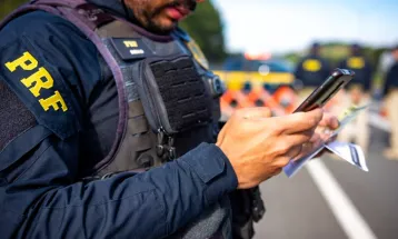 Caminhoneiros bêbados são flagrados pela PRF na contramão da BR-277, em Balsa Nova (PR)