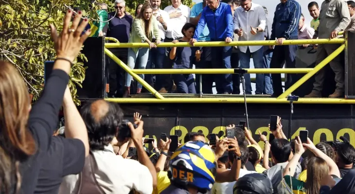 De tornozeleira, Bolsonaro participa de motociata em Brasília