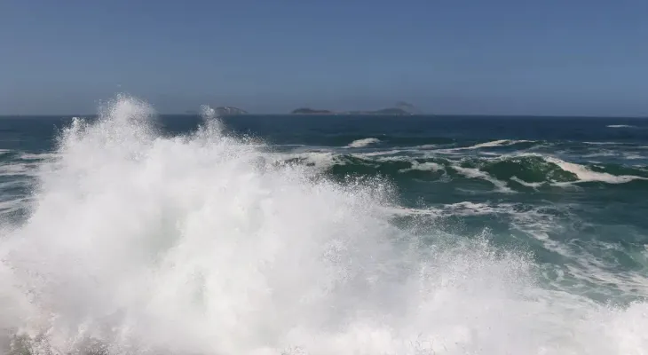 Marinha mantém alerta de ondas fortes no Rio até quinta-feira